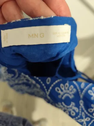 Vestido azul con bordado blanco