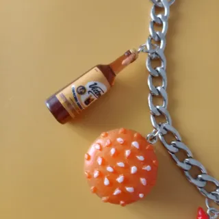 Cadena decorativa con charms para bolso.