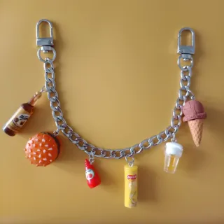 Cadena decorativa con charms para bolso.