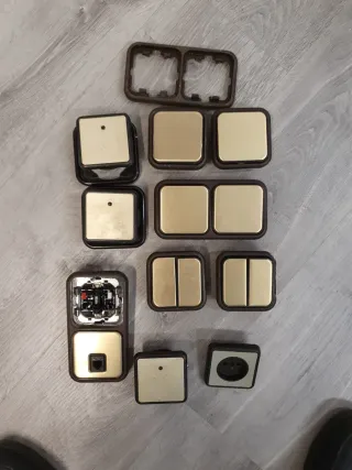 Interruptores y enchufes dorados