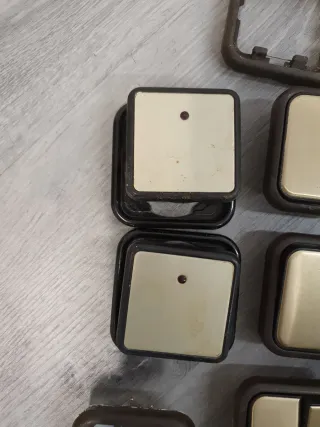 Interruptores y enchufes dorados