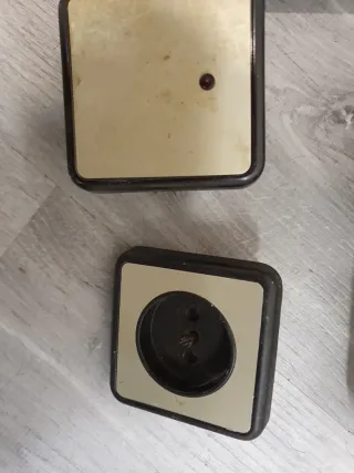 Interruptores y enchufes dorados