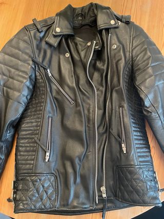 Chaqueta de piel negra, hecha a medida.