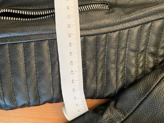 Chaqueta de piel negra, hecha a medida.