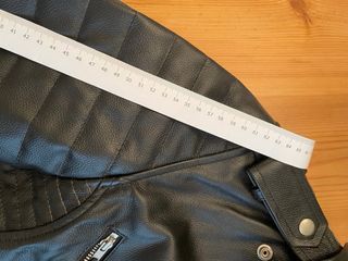 Chaqueta de piel negra, hecha a medida.