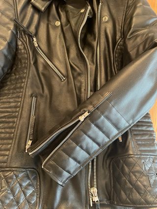 Chaqueta de piel negra, hecha a medida.