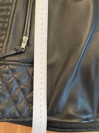 Chaqueta de piel negra, hecha a medida.