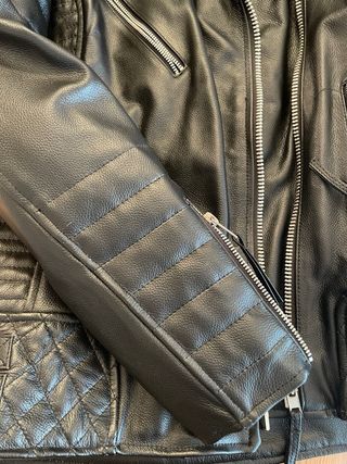 Chaqueta de piel negra, hecha a medida.