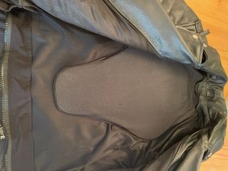 Chaqueta de piel negra, hecha a medida.