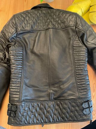 Chaqueta de piel negra, hecha a medida.