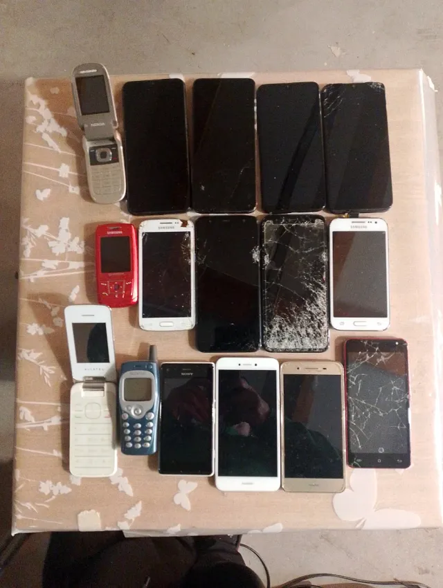 Lotto di 16 cellulari rotti