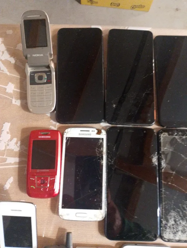 Lotto di 16 cellulari rotti