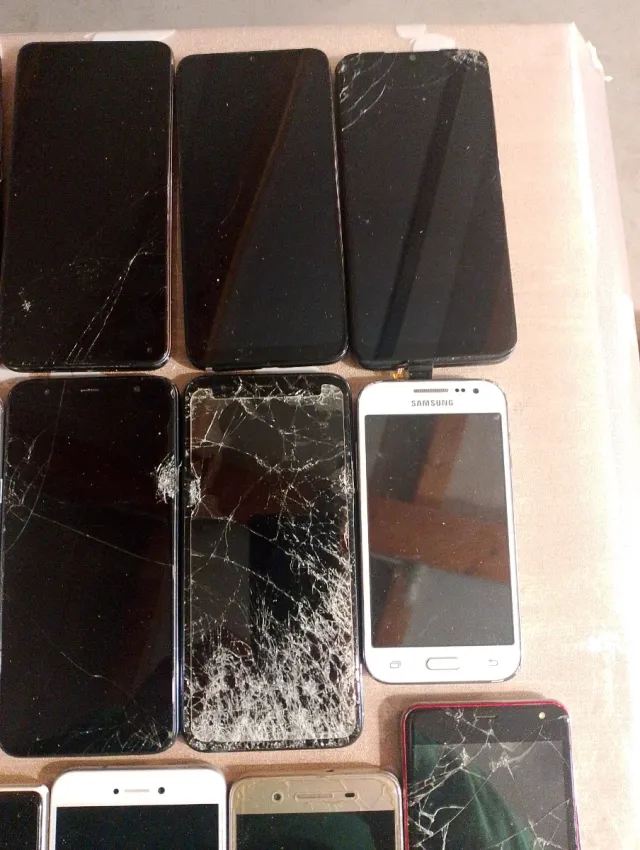 Lotto di 16 cellulari rotti