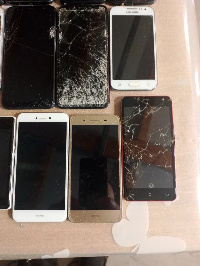 Lotto di 16 cellulari rotti