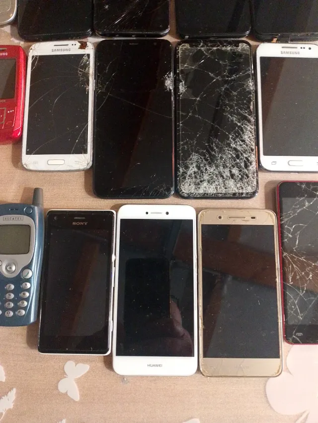 Lotto di 16 cellulari rotti