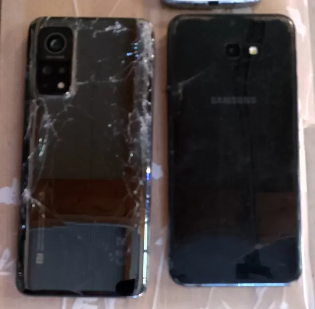 Lotto di 16 cellulari rotti