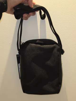 Bandolera Adidas Negra con Rayas Blancas