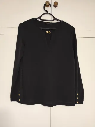 Blusa negra con detalle dorado