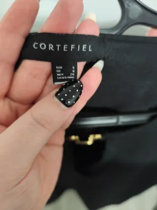 Blusa negra con detalle dorado