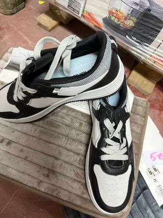 Zapatillas deportivas negras y blancas