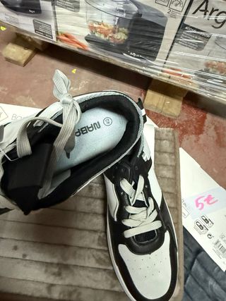 Zapatillas deportivas negras y blancas