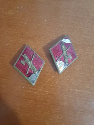 Insignias romboidales con hacha y espada