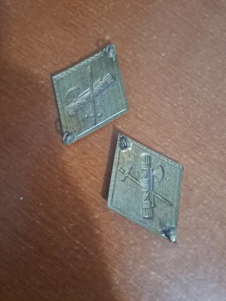 Insignias romboidales con hacha y espada