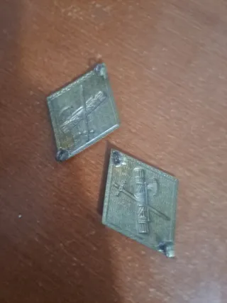 Insignias romboidales con hacha y espada