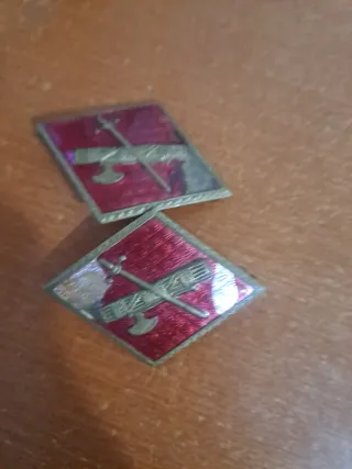 Insignias romboidales con hacha y espada