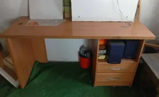 Escritorio de madera marrón