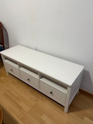 Mueble de salón blanco de madera