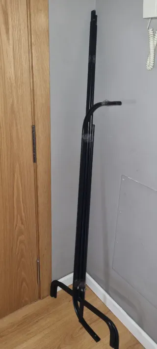 Burro de ropa negro metal