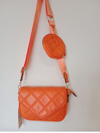Bolso naranja acolchado con monedero