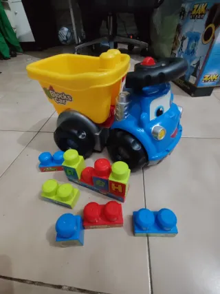 Camión de juguete con bloques