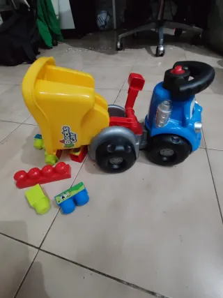 Camión de juguete con bloques