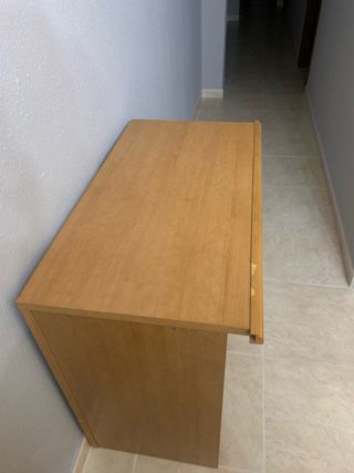 Escritorio de madera con cajones