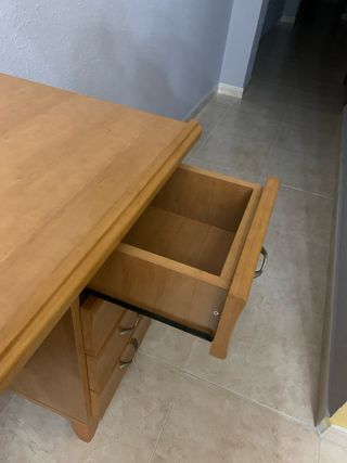 Escritorio de madera con cajones