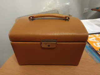 Joyero polipiel marrón con llaves