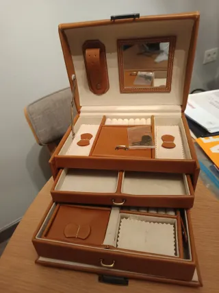 Joyero polipiel marrón con llaves