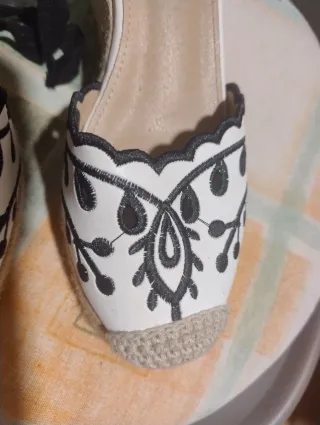 Alpargatas de vestir blancas y beige