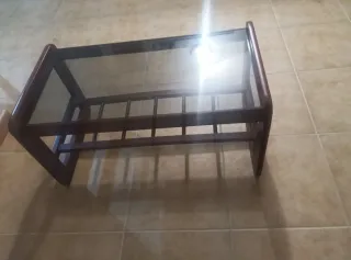 Mesita de centro de madera y cristal