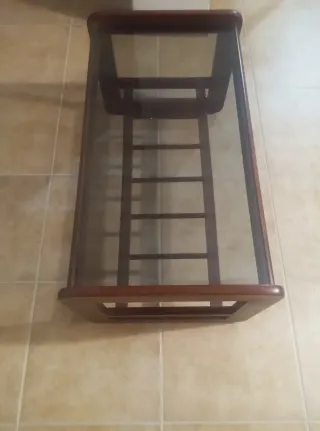 Mesita de centro de madera y cristal