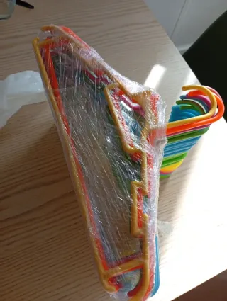 30 perchas infantiles de plástico multicolor