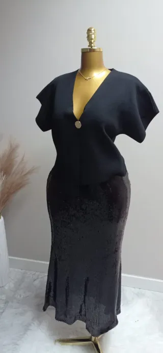 Top negro punto manga corta botón dorado