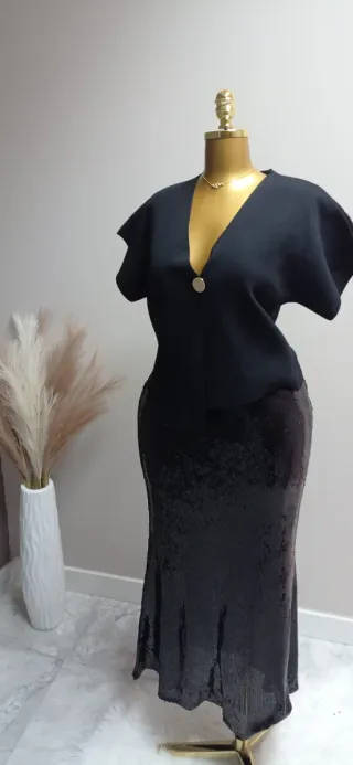 Top negro punto manga corta botón dorado