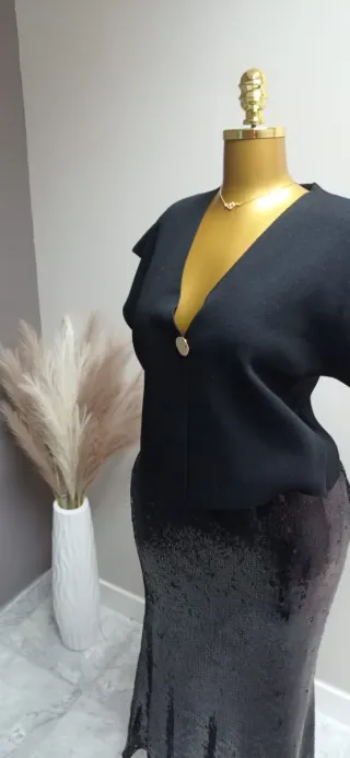 Top negro punto manga corta botón dorado