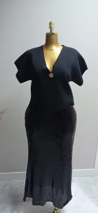 Top negro punto manga corta botón dorado