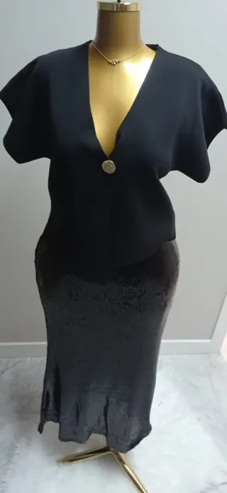 Top negro punto manga corta botón dorado