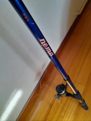 Lote caña pesca 2 carretes y caja accesorios