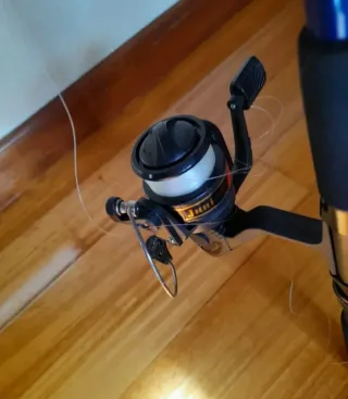 Lote caña pesca 2 carretes y caja accesorios